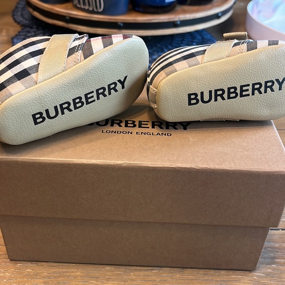 Burberry shoes Newborn size 17 - Picture 2 of 5